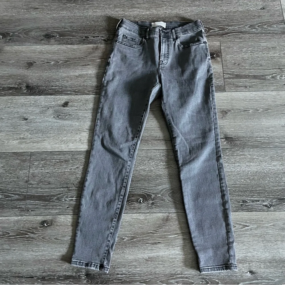 EVERLANE Mid-Rise Jeans Size 30 Reg Washed Black